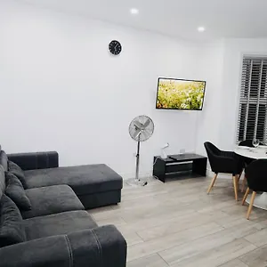 https://lovely-apt-close-to-ilford-station-with-free-parking.brighton-hotels-england.com